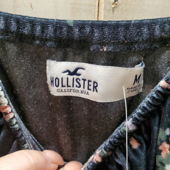 HOLLISTER Velvet Dress Size M - NEW W Tags! - Picture 8 of 9